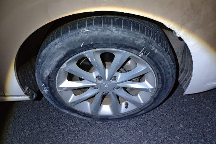 Used Chevrolet Cruze 2017 1.5L Automatic Pioneer Sunroof Edition Right Front Wheel Hub