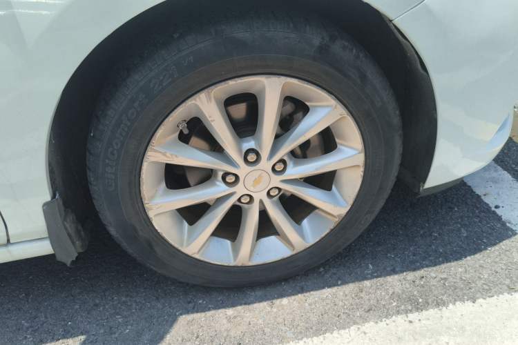 Used Chevrolet Cruze 2017 1.5L Automatic Pioneer Sunroof Edition Right Front Wheel Hub