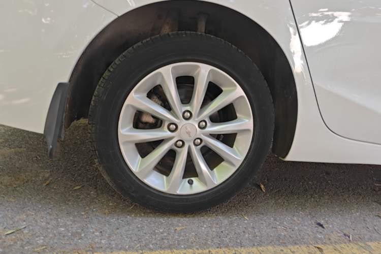 Used Chevrolet Cruze 2017 1.5L Automatic Pioneer Sunroof Edition Right Rear Wheel Hub