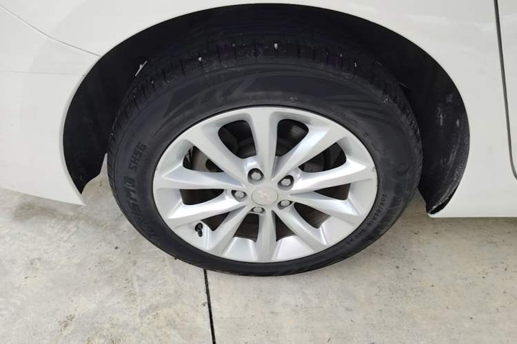 Used Chevrolet Cruze 2017 1.5L Automatic Pioneer Sunroof Edition Right Rear Wheel Hub