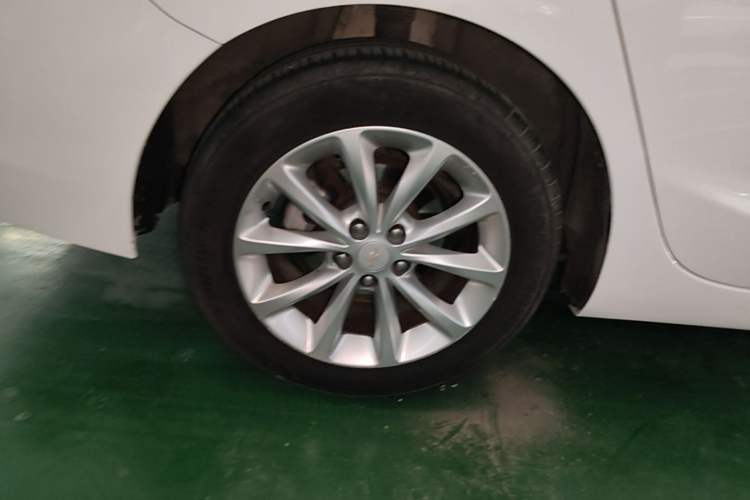 Used Chevrolet Cruze 2017 1.5L Automatic Pioneer Sunroof Edition Right Rear Wheel Hub