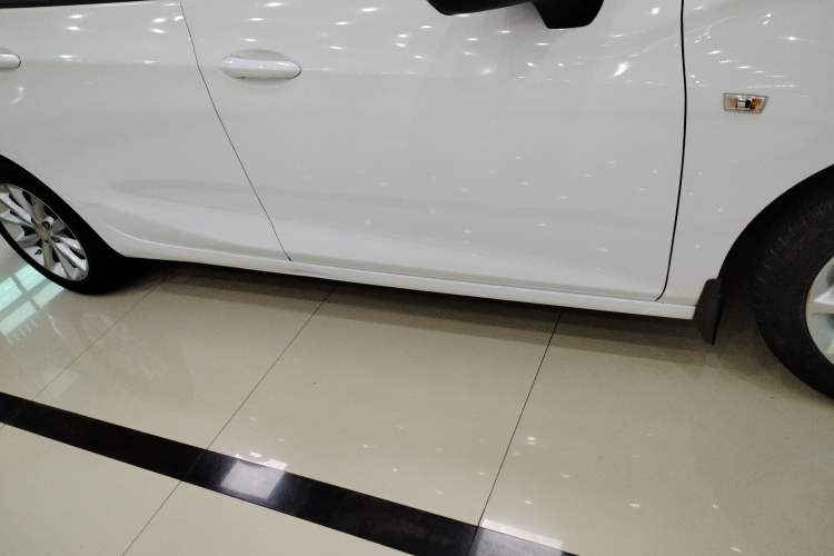 Used Chevrolet Cruze 2017 1.5L Automatic Pioneer Sunroof Edition Right Side Sill