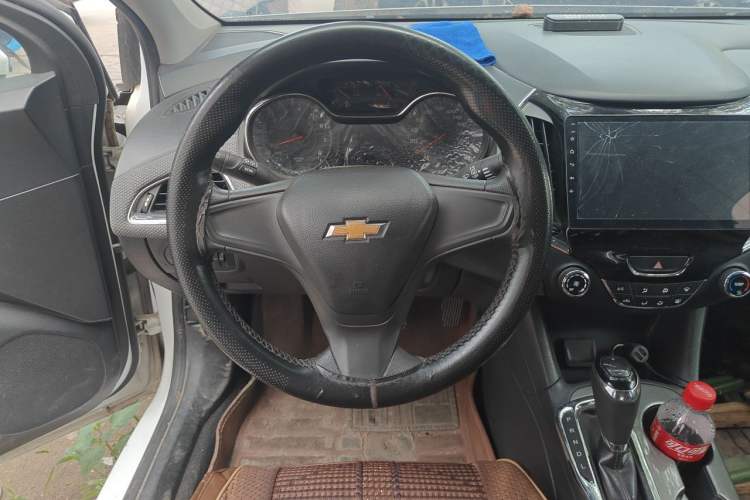 Used Chevrolet Cruze 2017 1.5L Automatic Pioneer Sunroof Edition Steering Wheel