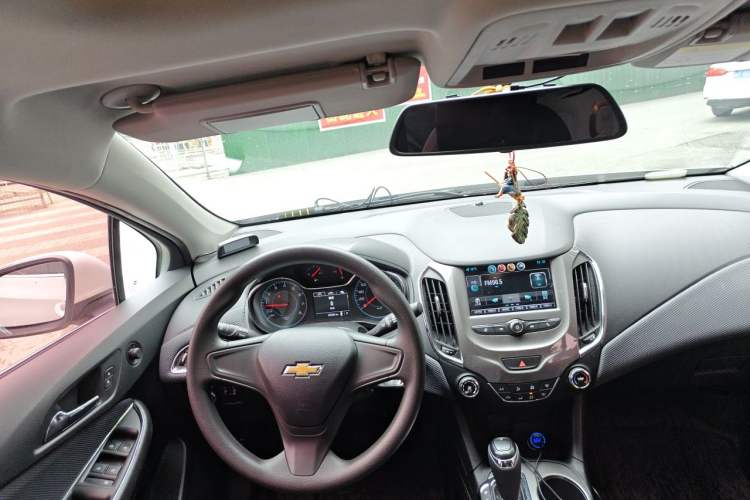 Used Chevrolet Cruze 2017 1.5L Automatic Pioneer Sunroof Edition Steering Wheel
