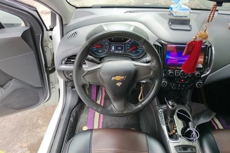 Used Chevrolet Cruze 2017 1.5L Automatic Pioneer Sunroof Edition Steering Wheel