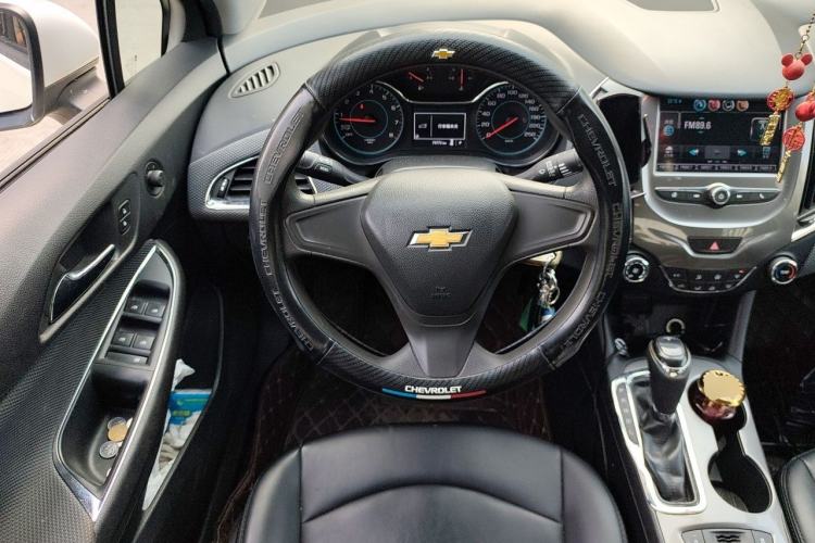 Used Chevrolet Cruze 2017 1.5L Automatic Pioneer Sunroof Edition Steering Wheel