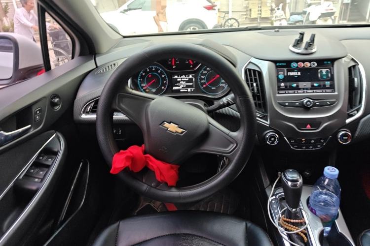 Used Chevrolet Cruze 2017 1.5L Automatic Pioneer Sunroof Edition Steering Wheel
