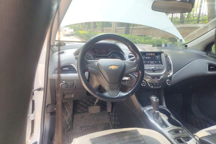 Used Chevrolet Cruze 2017 1.5L Automatic Pioneer Sunroof Edition Steering Wheel
