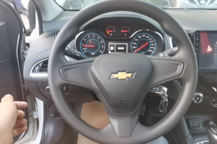 Used Chevrolet Cruze 2017 1.5L Automatic Pioneer Sunroof Edition Steering Wheel