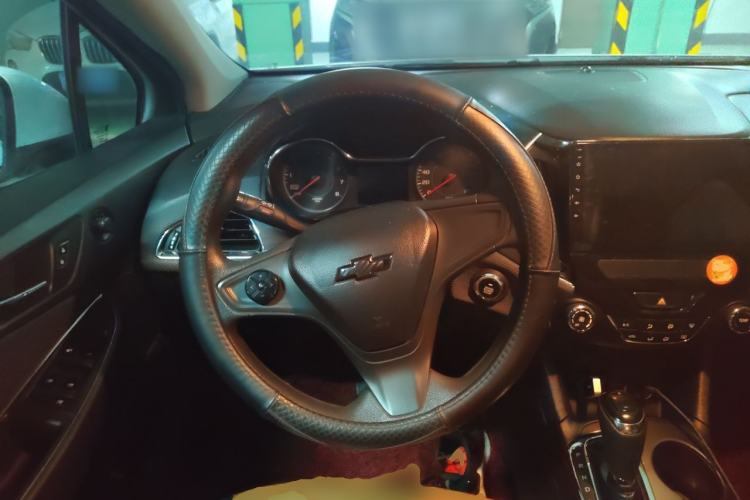 Used Chevrolet Cruze 2017 1.5L Automatic Pioneer Sunroof Edition Steering Wheel