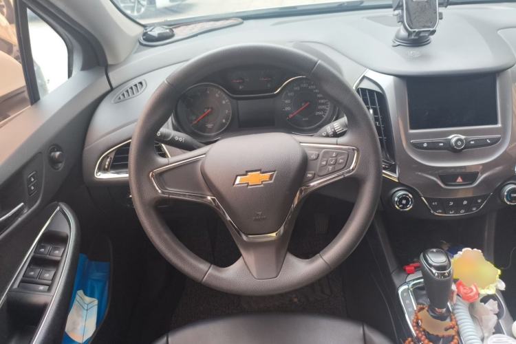 Used Chevrolet Cruze 2017 1.5L Automatic Pioneer Sunroof Edition Steering Wheel