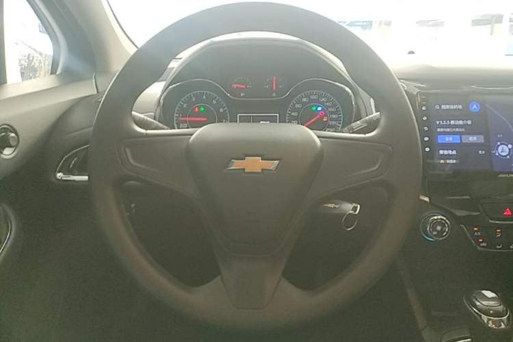 Used Chevrolet Cruze 2017 1.5L Automatic Pioneer Sunroof Edition Steering Wheel