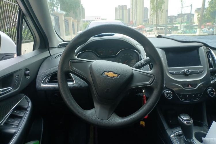Used Chevrolet Cruze 2017 1.5L Automatic Pioneer Sunroof Edition Steering Wheel