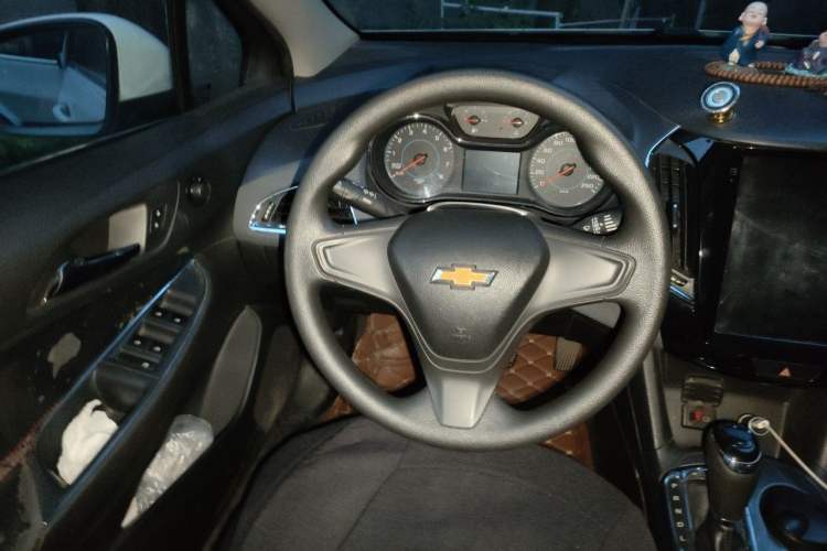 Used Chevrolet Cruze 2017 1.5L Automatic Pioneer Sunroof Edition Steering Wheel