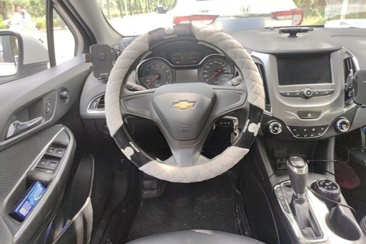 Used Chevrolet Cruze 2017 1.5L Automatic Pioneer Sunroof Edition Steering Wheel