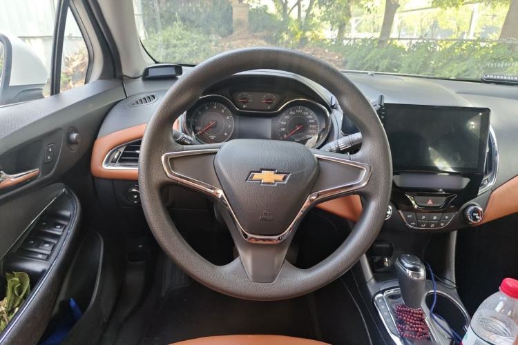 Used Chevrolet Cruze 2017 1.5L Automatic Pioneer Sunroof Edition Steering Wheel