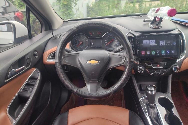 Used Chevrolet Cruze 2017 1.5L Automatic Pioneer Sunroof Edition Steering Wheel