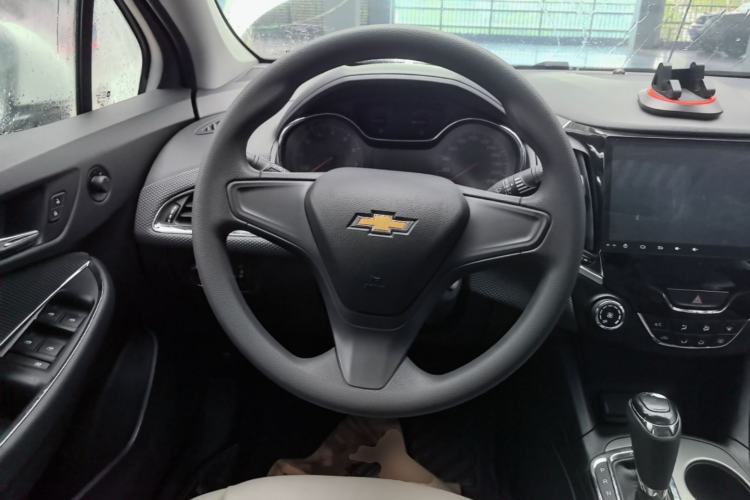 Used Chevrolet Cruze 2017 1.5L Automatic Pioneer Sunroof Edition Steering Wheel