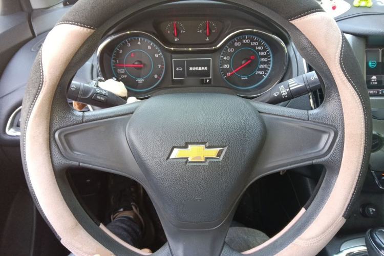 Used Chevrolet Cruze 2017 1.5L Automatic Pioneer Sunroof Edition Steering Wheel