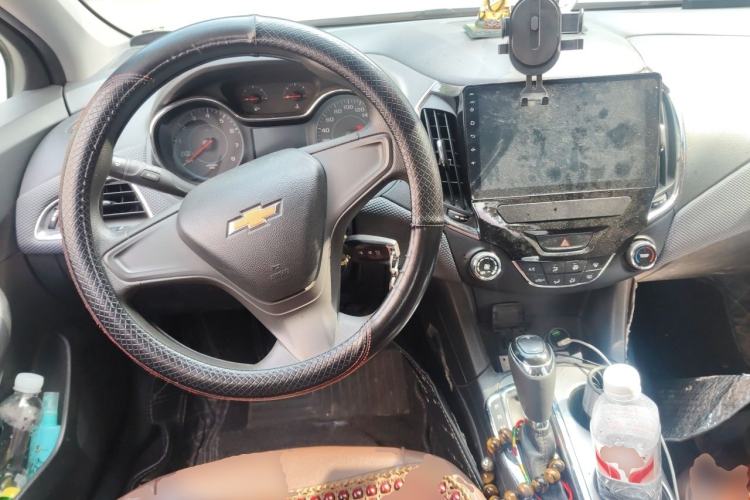 Used Chevrolet Cruze 2017 1.5L Automatic Pioneer Sunroof Edition Steering Wheel