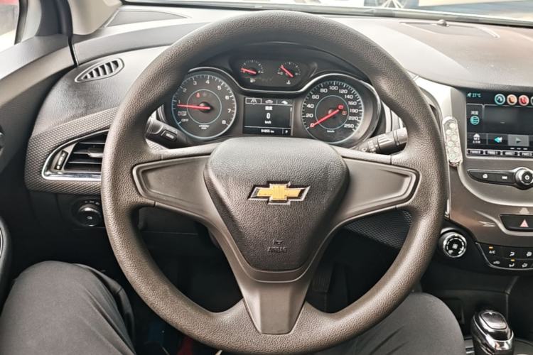 Used Chevrolet Cruze 2017 1.5L Automatic Pioneer Sunroof Edition Steering Wheel