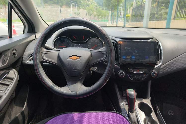 Used Chevrolet Cruze 2017 1.5L Automatic Pioneer Sunroof Edition Steering Wheel