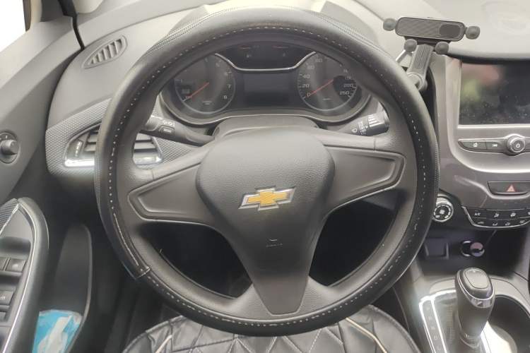 Used Chevrolet Cruze 2017 1.5L Automatic Pioneer Sunroof Edition Steering Wheel