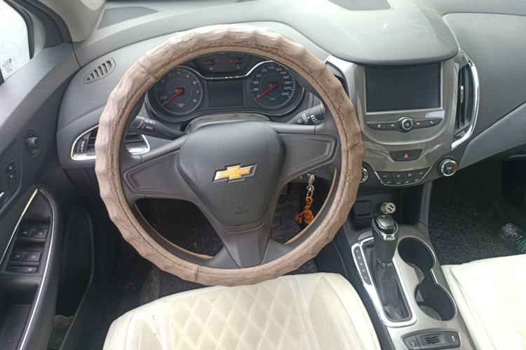 Used Chevrolet Cruze 2017 1.5L Automatic Pioneer Sunroof Edition Steering Wheel