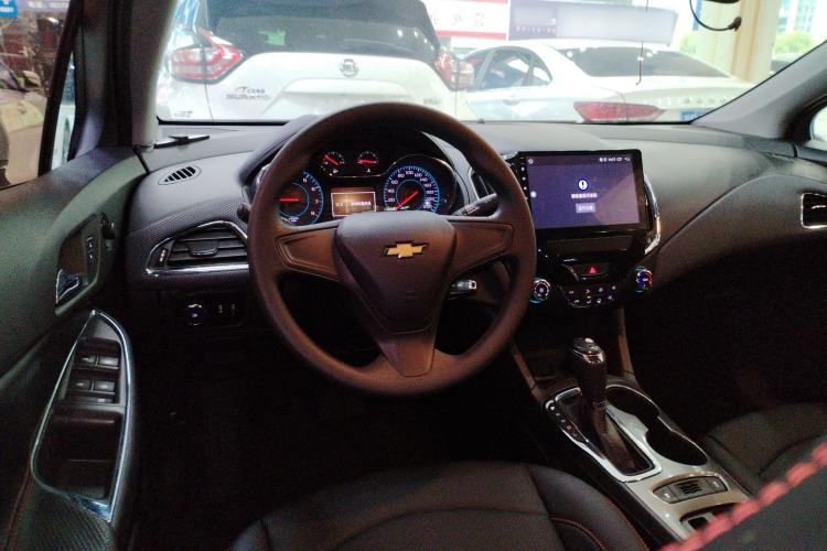 Used Chevrolet Cruze 2017 1.5L Automatic Pioneer Sunroof Edition Steering Wheel