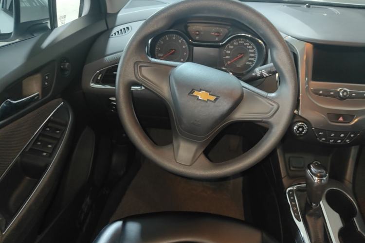 Used Chevrolet Cruze 2017 1.5L Automatic Pioneer Sunroof Edition Steering Wheel