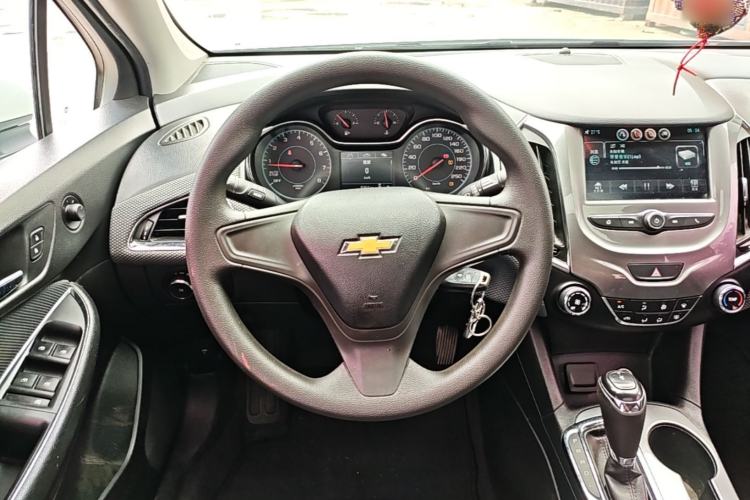 Used Chevrolet Cruze 2017 1.5L Automatic Pioneer Sunroof Edition Steering Wheel