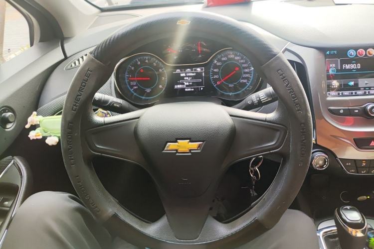 Used Chevrolet Cruze 2017 1.5L Automatic Pioneer Sunroof Edition Steering Wheel