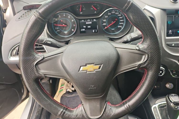 Used Chevrolet Cruze 2017 1.5L Automatic Pioneer Sunroof Edition Steering Wheel