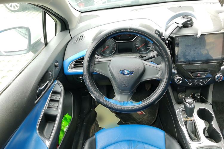 Used Chevrolet Cruze 2017 1.5L Automatic Pioneer Sunroof Edition Steering Wheel
