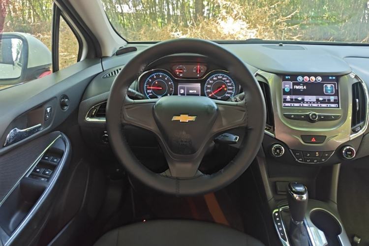 Used Chevrolet Cruze 2017 1.5L Automatic Pioneer Sunroof Edition Steering Wheel