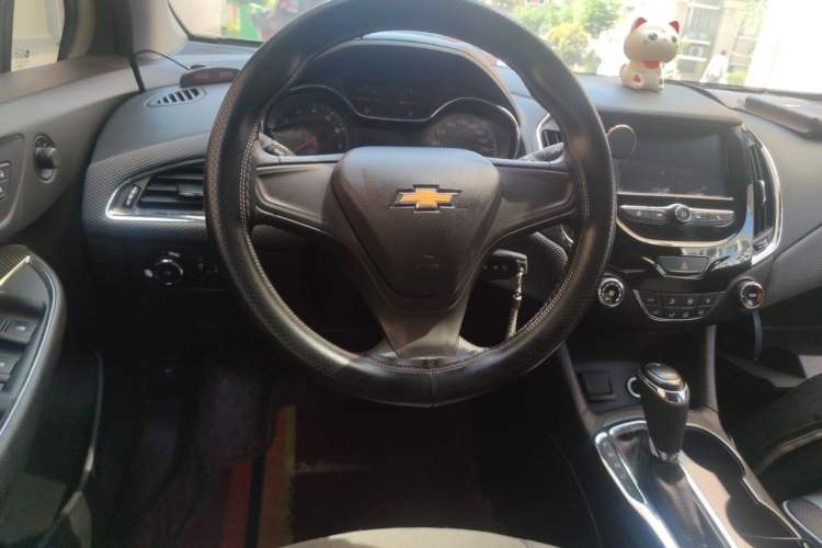 Used Chevrolet Cruze 2017 1.5L Automatic Pioneer Sunroof Edition Steering Wheel