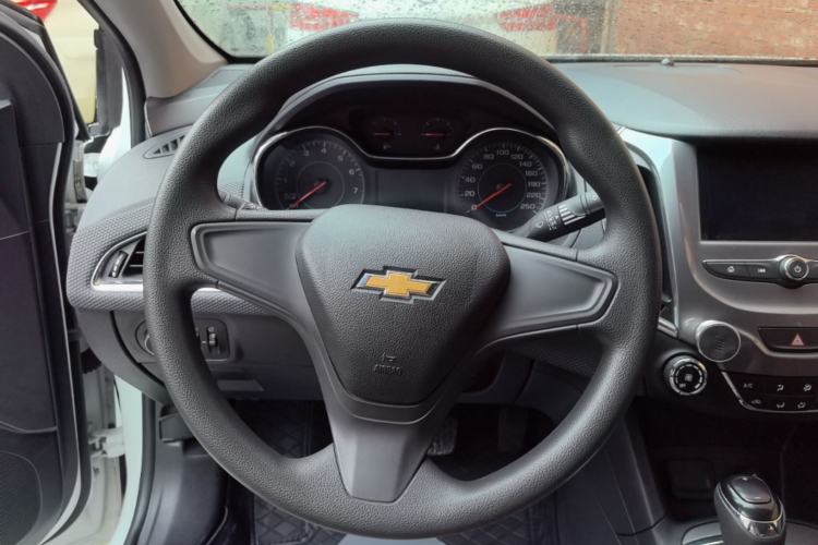 Used Chevrolet Cruze 2017 1.5L Automatic Pioneer Sunroof Edition Steering Wheel