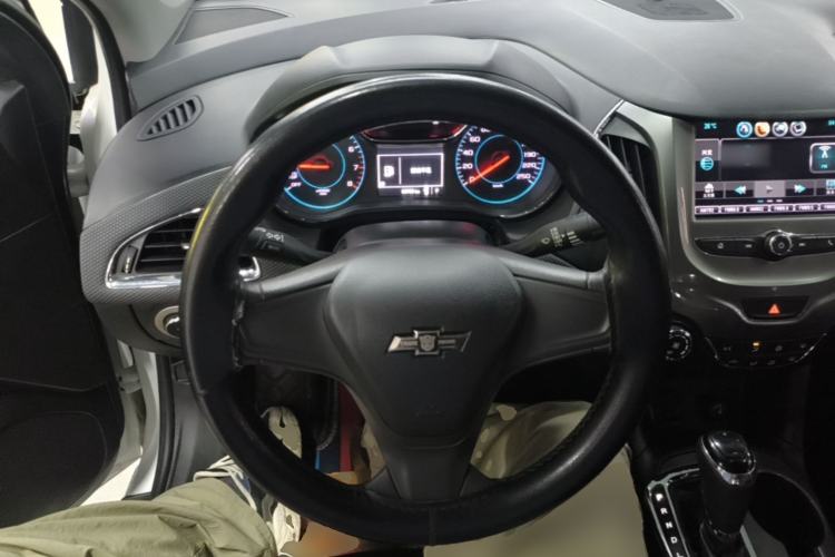 Used Chevrolet Cruze 2017 1.5L Automatic Pioneer Sunroof Edition Steering Wheel