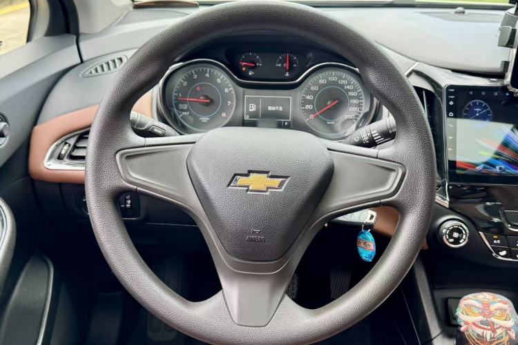 Used Chevrolet Cruze 2017 1.5L Automatic Pioneer Sunroof Edition Steering Wheel