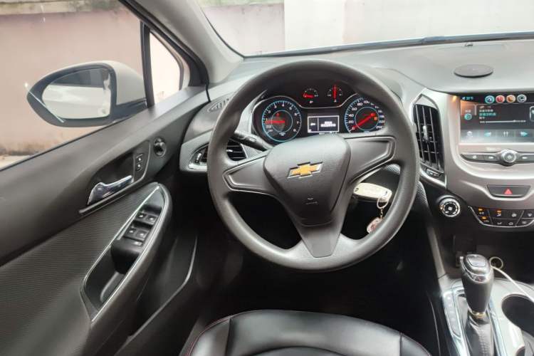 Used Chevrolet Cruze 2017 1.5L Automatic Pioneer Sunroof Edition Steering Wheel