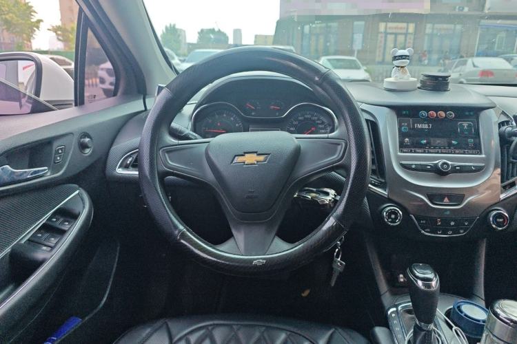 Used Chevrolet Cruze 2017 1.5L Automatic Pioneer Sunroof Edition Steering Wheel