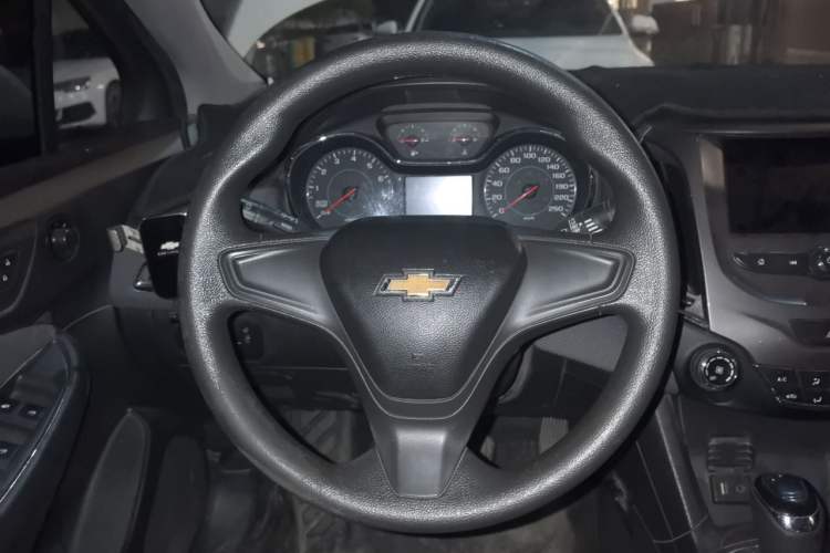 Used Chevrolet Cruze 2017 1.5L Automatic Pioneer Sunroof Edition Steering Wheel