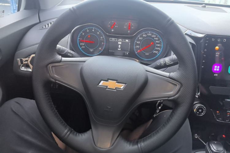 Used Chevrolet Cruze 2017 1.5L Automatic Pioneer Sunroof Edition Steering Wheel
