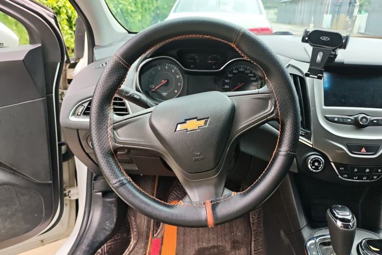 Used Chevrolet Cruze 2017 1.5L Automatic Pioneer Sunroof Edition Steering Wheel