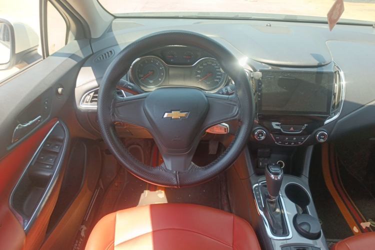 Used Chevrolet Cruze 2017 1.5L Automatic Pioneer Sunroof Edition Steering Wheel
