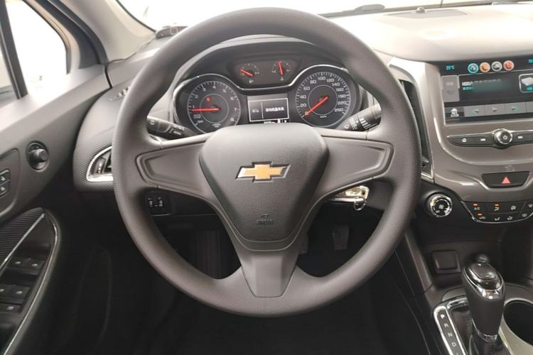 Used Chevrolet Cruze 2017 1.5L Automatic Pioneer Sunroof Edition Steering Wheel