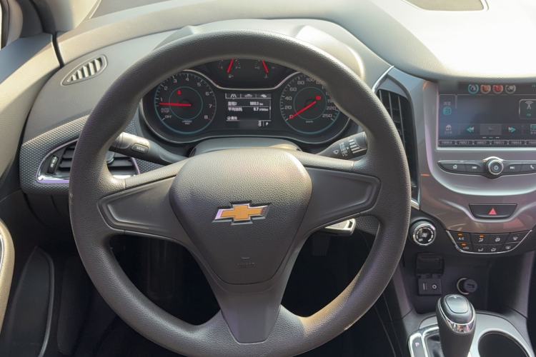 Used Chevrolet Cruze 2017 1.5L Automatic Pioneer Sunroof Edition Steering Wheel