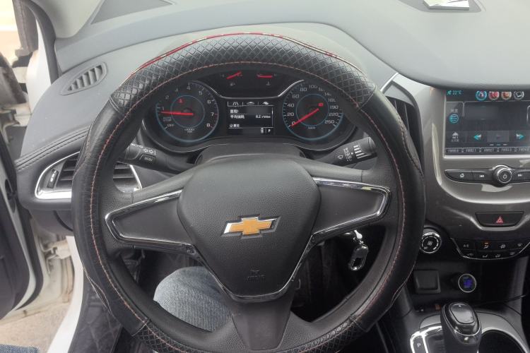 Used Chevrolet Cruze 2017 1.5L Automatic Pioneer Sunroof Edition Steering Wheel
