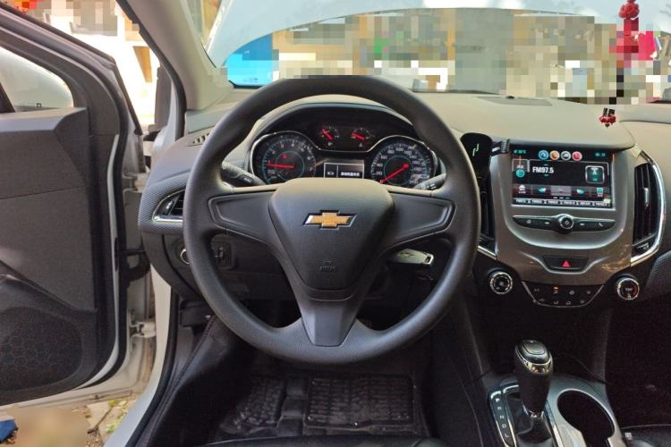 Used Chevrolet Cruze 2017 1.5L Automatic Pioneer Sunroof Edition Steering Wheel