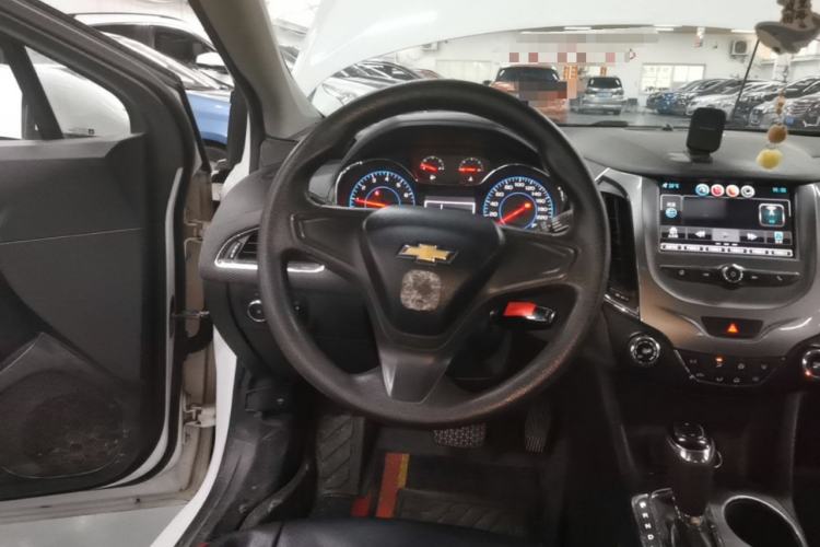 Used Chevrolet Cruze 2017 1.5L Automatic Pioneer Sunroof Edition Steering Wheel